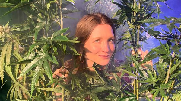 Bild 1 von 1: Cannabis-Mythen: Ist es wirklich harmlos? Macht es immer happy? Macht es süchtig? Wir gehen den Fakten auf den Grund! Reporterin Jana.