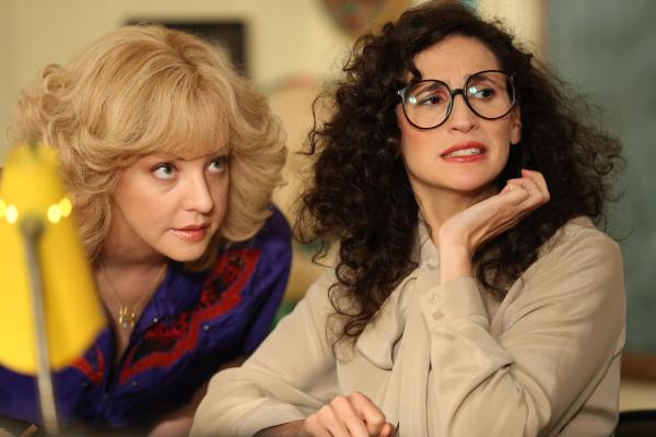 Bild 1 von 9: Beverly Goldberg (Wendi McLendon-Covey, l.); Miss Taraborelli (Michaela Watkins, r.)