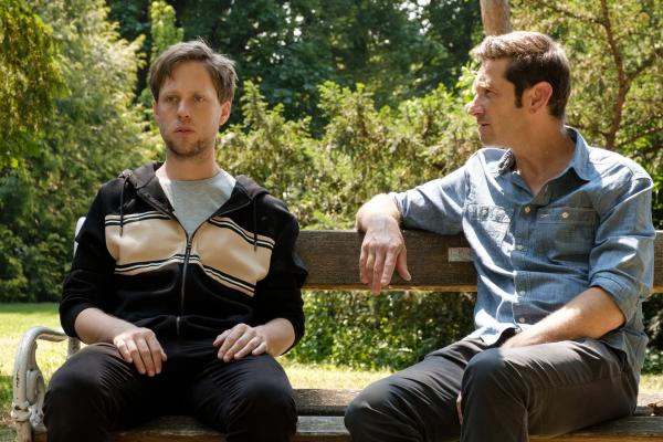 Bild 1 von 5: Bezirksinspektor Klaus Lechner (Andreas Kiendl, r.) versucht, sich von der Situation im Park, von der ihm Louis Mahrer (Markus Freistätter, l.) gerade berichtet, ein Bild zu machen.