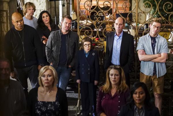 Bild 1 von 19: Müssen erfahren, dass Under Secretary of Defense Duggan die Ermittlungen an sich reißt, um den Maulwurf im Team zu finden: Callen (Chris O'Donnell, hinten M.), Sam (LL Cool J, hinten l.) Deeks (Eric Christian Olsen, hinten 2.v.l.), Kensi (Daniel Ruah, hinten 3.v.l.), Hetty (Linda Hunt, hinten 3.v.r.), Granger (Miguel Ferrer, hinten 2.v.r.) und Eric (Barrett Foa, hinten r.) ...