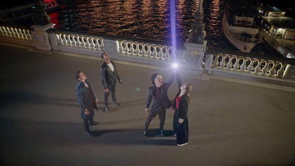 Bild 1 von 10: Frank (Seán Og Cairns, 2.v.re.) und Thea (Hannah Dodd, li.) wollen die Zeit beherrschen. Mit Hilfe zweier Zeitmesser versuchen sie, die Zeit anzuhalten. Clive (Luca Varsalona, 1.v.li.) und Pinky (Lawrence Walker, 2.v.li.) verfolgen das Geschehen gespannt.