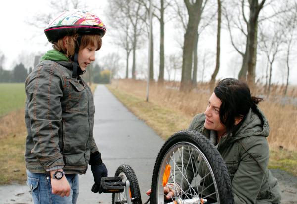 Bild 1 von 6: Katja (Christine Neubauer) hilft ihrem Sohn Tobias (Ludwig Skuras), sein Fahrrad wieder in Gang zu bringen - danach verschwindet er spurlos.