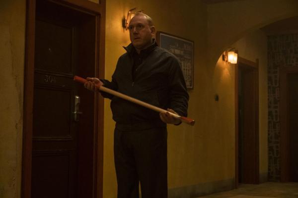 Bild 1 von 6: Raymond (Adrian Scarborough)