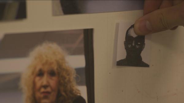 Bild 1 von 4: Die Ermittler tragen immer weitere Puzzleteile zusammen. Sie  zeichnen ein Bild von Eifersucht, Kontrolle und Verrat.