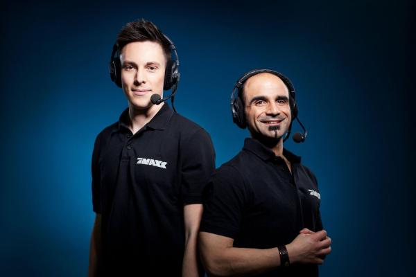 Bild 1 von 4: Manu Thiele (l.) und Walandi Tsanti (r.) kommentieren die blaue Wrestling Show \