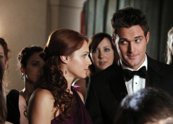 Bild 1 von 24: Ein neuer Fall beschäftigt Grace (Amanda Righetti, l.), Wayne (Owain Yeoman, r.) und das restliche Team ...