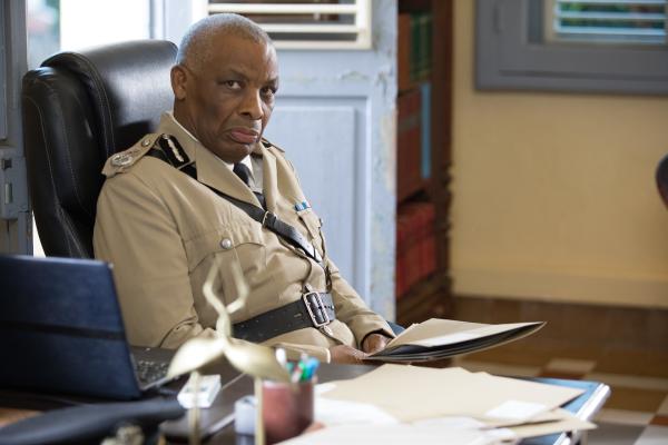 Bild 1 von 3: Commissioner Selwyn Patterson (Don Warrington) ist über den Leichenfund in der Kanzlei schockiert.