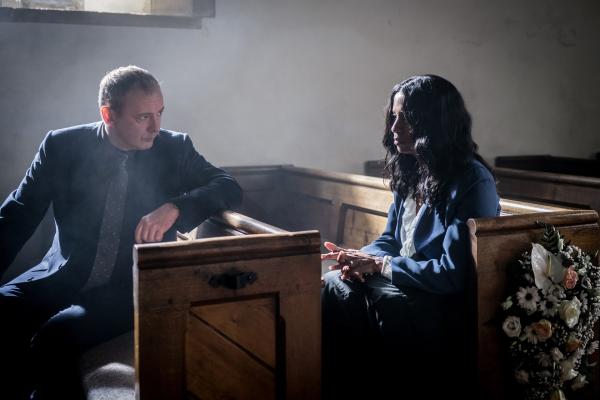 Bild 1 von 7: DSI Roy Grace (John Simm, l.) ist sich nicht sicher, ob er Ashley Haynes (Alisha Bailey, r.) trauen kann.