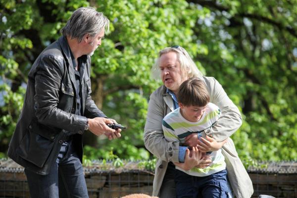 Bild 1 von 21: Im Bild (v.li.): Stefan Jürgens (Carl Ribarski), Gregor Seberg (Helmuth Nowak), Leon Orlandianyi (Moritz Faber).