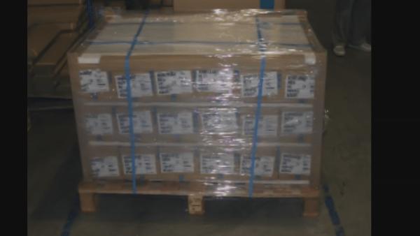 Bild 1 von 2: Eine Palette an Bord gerät in den Fokus: Einige vermuten, die Maschine könnte wegen einer geheimen und wertvollen Fracht auf dem Weg nach China abgeschossen worden sein.