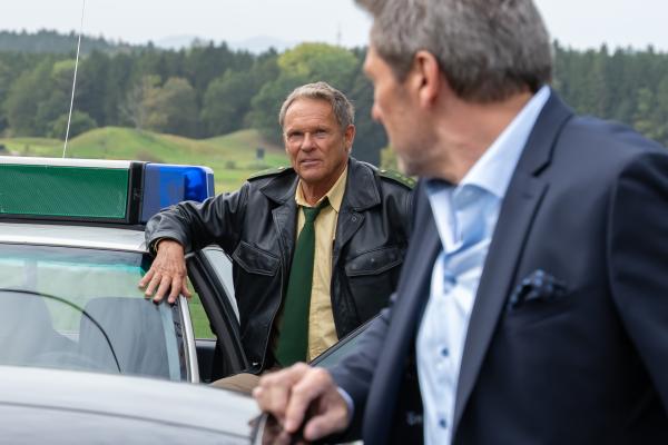 Bild 1 von 3: Hubert (Christian Tramitz, l.) und Girwidz unterbrechen erneut einen Streit zwischen  Sternhagen (Dieter Bach, r.) und Julia Dreier.