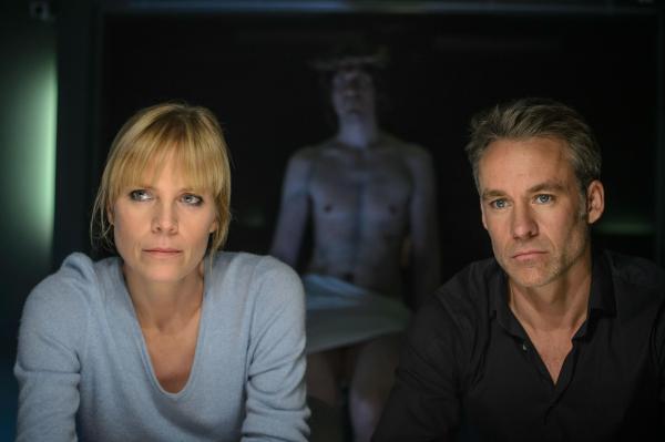 Bild 1 von 6: Ina Zimmermann (Melanie Marschke, l.); Jan Maybach (Marco Girnth, r.)