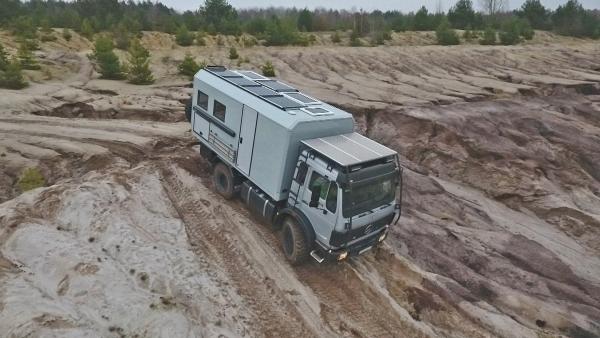 Bild 1 von 2: Außen robust, innen komfortabel - so soll das maßgeschneiderte Fernreisemobil dem Kunden das Reisen auch in schwer zugänglichen Gebieten der Erde ermöglichen.
