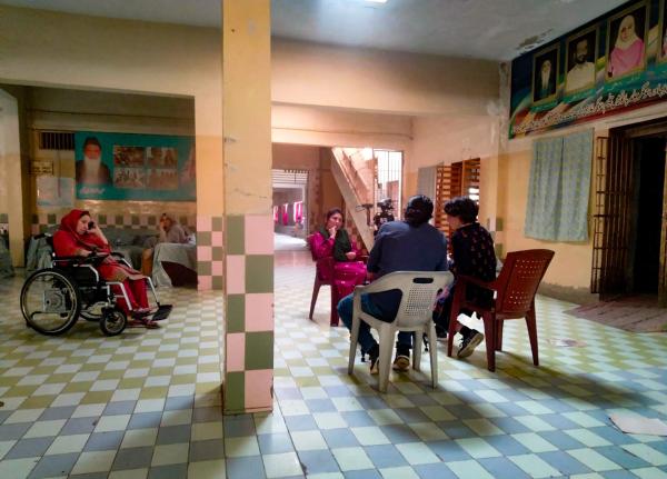 Bild 1 von 4: Im Edhi-Frauenhaus in Karachi, der größten Stadt Pakistans, leben Frauen und Mädchen, die sonst nirgendwo willkommen sind - darunter kranke, alte, geschiedene, behinderte oder verstoßene.