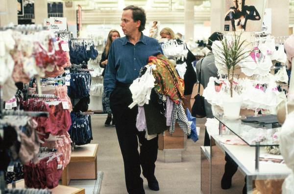 Bild 1 von 2: Camille (Fabrice Luchini) kauft ein für Juliettes Garderobe.