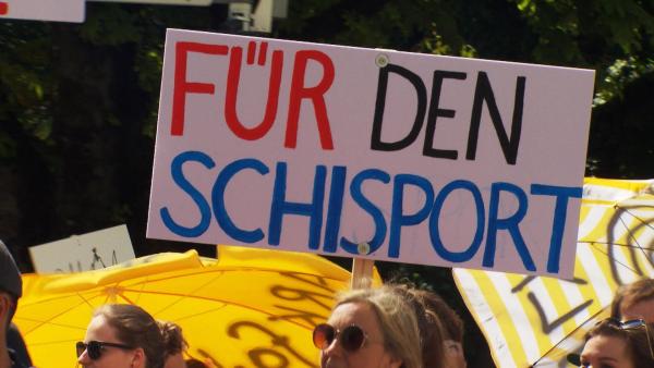 Bild 1 von 10: Im Bild: Als das Schigebiet Kasberg im Almtal vor zwei Jahren insolvent gegangen ist, sind die Almtaler auf die Straße gegangen. Genutzt hat es aber nicht. Das Land Oberösterreich ist bislang nicht eingestiegen.