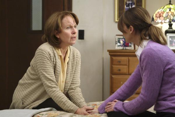 Bild 1 von 42: Meredith (Ellen Pompeo, r.) wird darüber informiert, dass ihre Mutter Ellis (Kate Burton, l.) plötzlich wieder sie selbst ist und sich an alles erinnern kann, was vor ihrer Erkrankung vorgefallen ist ...