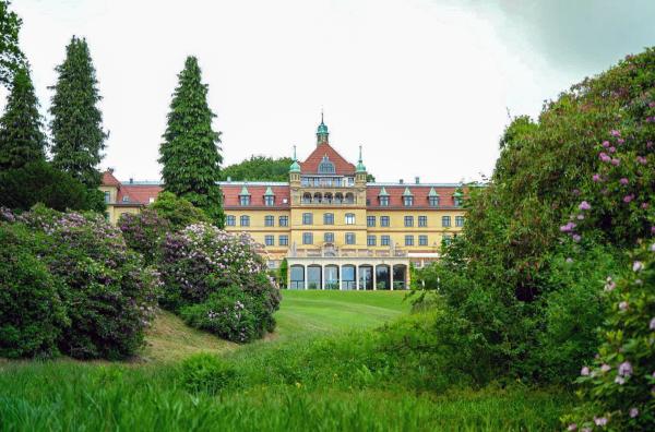 Bild 1 von 2: Gesund durch Wasser und frische Luft: Am Ufer des Vejle-Fjords im Osten Dänemarks befindet sich ein Schloss, das einst als Sanatorium diente.