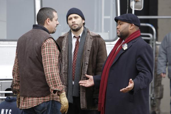 Bild 1 von 8: Frank Pando as Silvio Mangiafico, Jeremy Sisto as Det. Cyrus Lupo, Anthony Anderson as Det. Kevin Bernard -- NBC