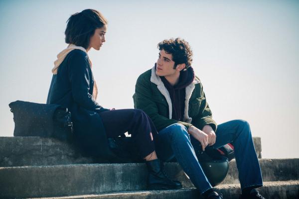 Bild 1 von 5: Roberto (Nicolas Maupas) gesteht Maia (Margherita Aresti) seine Liebe.