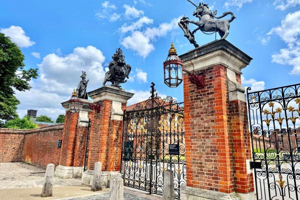 Bild 1 von 5: Das Haupttor (Main Gate) von Hampton Court Palace.