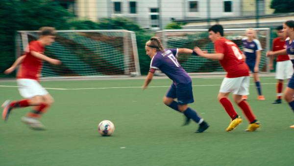 Bild 1 von 1: Keine Angst vor harten Kämpfen: Für Chayenne und die U15 der SGS Essen sind Spiele gegen Jungsmannschaften Alltag.
