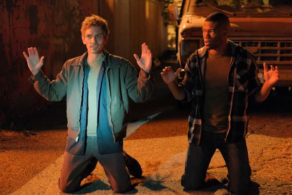 Bild 1 von 3: Terry Wright (Charles Baker, l.) und Dylan Scott (Caleb Castille, r.) werden auf frischer Tat ertappt.