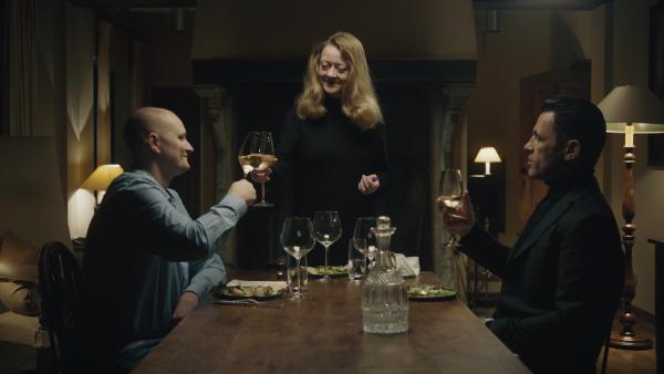 Bild 1 von 2: Annie Machon, ehemalige Mitarbeiterin des britischen Nachrichtendienstes MI5, ordnet mit dem Maulwurf und Mr. James die Ereignisse ein.