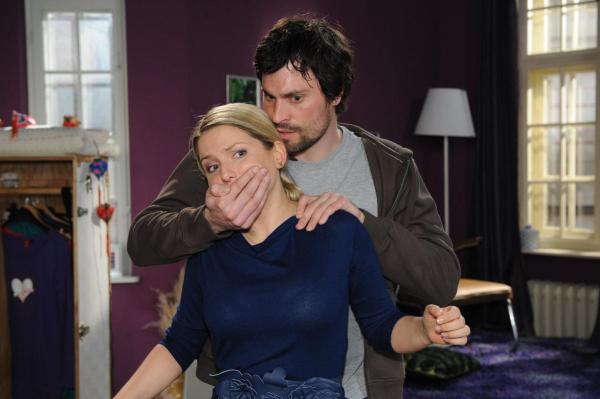 Bild 1 von 25: Anna (Jeanette Biedermann, l.) glaubt, Steve (Peter Windhofer, r.) ist längst über alle Berge, wird allerdings vom Gegenteil überzeugt ...