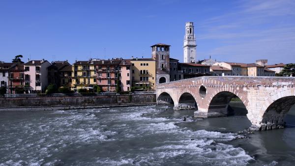 Bild 1 von 3: Ponte Pietra in Verona: Die Alten Römer bauten in großem Stil Steinbogenbrücken.