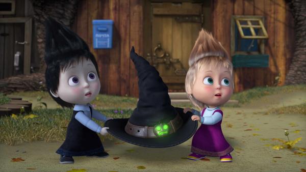 Bild 1 von 8: Mascha und die kleine Hexe streiten sich um den Zauberhut.