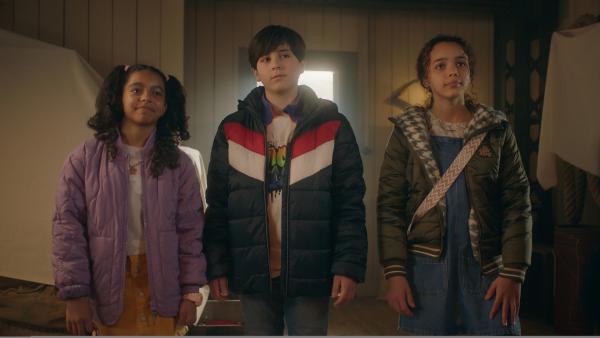 Bild 1 von 3: Amy (Melody Rose) zeigt Jules (Tibet Held) und Taara (Josefina Maxima) schon mal das HQ.