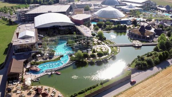 Bild 1 von 3: Die Reportage zeigt, wie die gigantische Wasserwelt funktioniert und blickt dafür vor und hinter die Kulissen des größten Thermalbades der Welt.