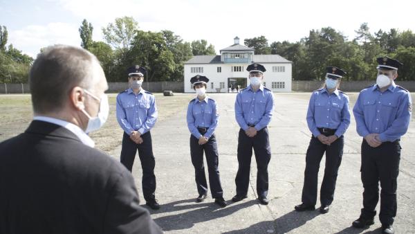 Bild 1 von 2: Polizeianwärter bei einer Lehreinheit in der KZ-Gedenkstätte Sachsenhausen.