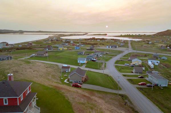 Bild 1 von 5: La Petite Baie im Sonnenuntergang: Zwischen Wind und Düne pflegen die Madelinots eine lebhafte Kultur, die ihnen hilft, mitten im Sankt-Lorenz-Golf zu überleben.