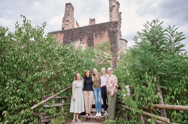 Bild 1 von 9: Die Landfrauen besuchen die Burg Ramstein.   v.li.: Anne-Christin Trautwein, Lara Jenner, Michaela Pistono, Sonja Müller, Petra Waldraff