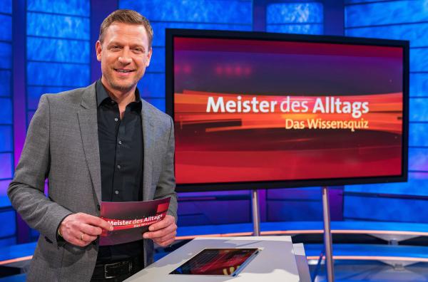Bild 1 von 2: Moderator Florian Weber freut sich auf gewitzte Kandidaten, kniffelige Fragen und überraschende Antworten beim Wissensquiz \