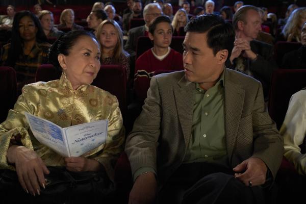 Bild 1 von 18: Grandma Huang (Lucille Soong, l.); Louis Huang (Randall Park, r.)