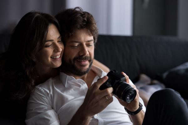 Bild 1 von 6: Alejandra (Verónica Sánchez, l.); -scar (Ãlvaro Morte, r.)