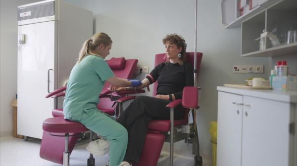 Bild 1 von 3: Svenja Post (rechts), 42, lässt ihre Hormonwerte bestimmen. Bei der Diagnose Perimenopause zählt nicht ein einzelner Bluttest, sondern das Zusammenspiel aus Werten, Symptomen und einer umfassenden ärztlichen Abklärung.