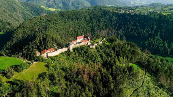 Bild 1 von 23: Im Bild: Die Burg Rodeneck.