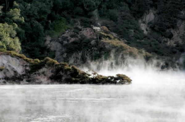 Bild 1 von 4: Im Tongariro National Park im Norden Neuseelands treten über einem Kratersee in dichten Schwaden vulkanische Gase aus.