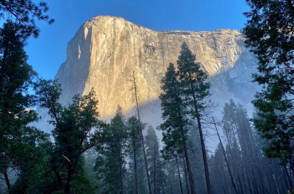 Bild 1 von 3: El Capitan ist eine markante Felsformation im Yosemite-Nationalpark in Kalifornien. Sie fällt teilweise senkrecht ab und liegt an der Nordseite des Yosemite-Tals.