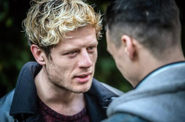 Bild 1 von 1: Die Entführung, an der Tommy (James Norton, li.) beteiligt ist, läuft zunehmend aus dem Ruder.