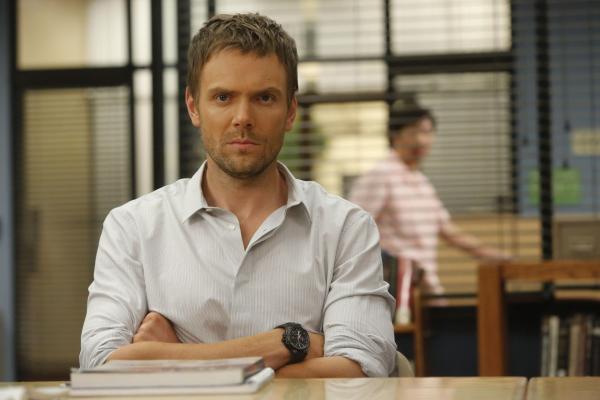 Bild 1 von 19: Jeff (Joel McHale) betrachtet die Theorie seines Studienfreundes mit Skepsis ...