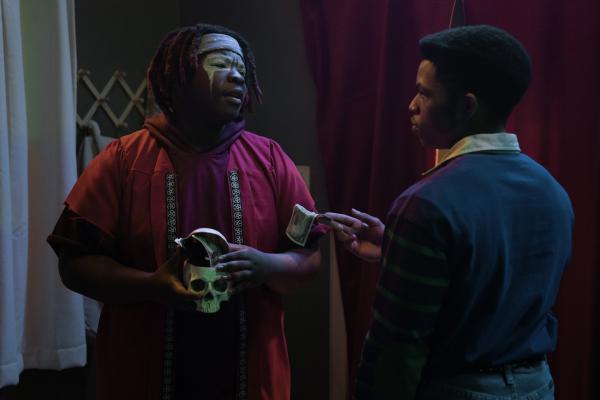 Bild 1 von 3: Als Türsteher des Rituals macht Spud (Kezii Curtis, l.) Cliff (Elijah Richardson, r.) klar, dass der Zugang seinen Preis hat.