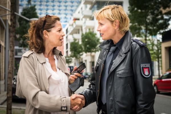 Bild 1 von 11: Melanie (Sanna Englund, r.) trifft sich mit Annette Oosten (Angela Roy, l.), um herauszufinden, ob es sich bei der Kollegin um die Informantin von Heike Bundschuh handelt.