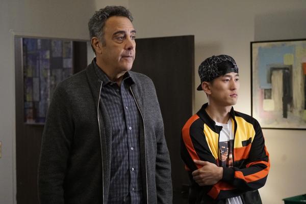 Bild 1 von 10: Douglas Fogerty (Brad Garrett, l.); Miggy Park (Jake Choi, r.)