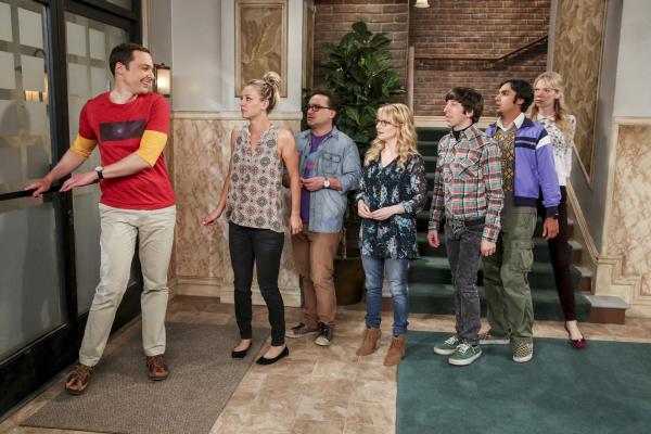 Bild 1 von 12: Das Sheldon (Jim Parsons, l.) mit Ramona (Riki Lindhome, r.) anbändelt gefällt seinen Freunden Penny (Kaley Cuoco, 2.v.l.), .), Leonard (Johnny Galecki, 3.v.l.), Bernadette (Melissa Rauch, M.), Howard (Simon Helberg, 3.v.l.) und Raj (Kunal Nayyar, 2.v.l.) gar nicht. Er wird doch nicht vergessen, dass er eigentlich mit Amy zusammen ist?