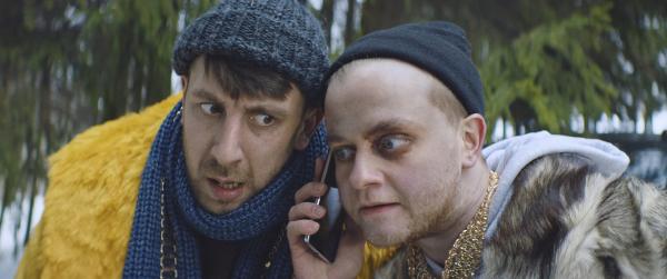 Bild 1 von 14: Die beiden Ganoven Drisch und Rostig erhalten Anweisungen von Kaban (von li nach re: Andrii Kronhlevskyi, Vitalii Azhnov).